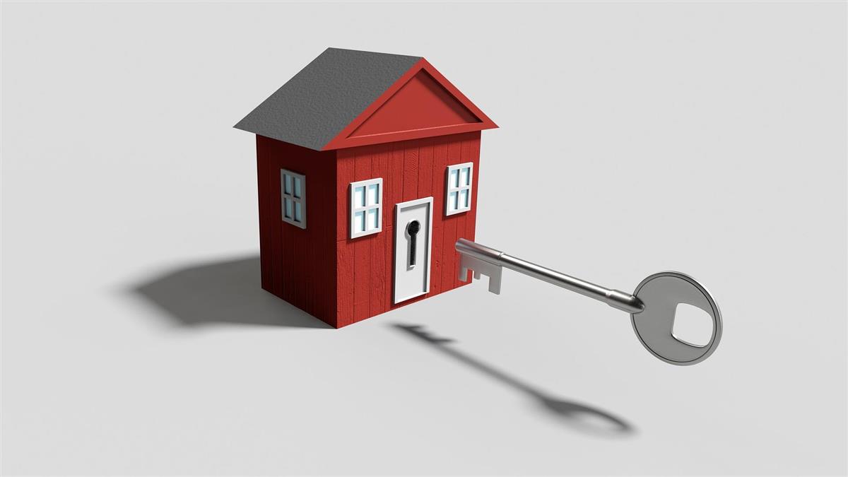 Illustrasjonsbilde av et lite rødt hus der en alt for stor nøkkel peker mot ytterdøra. - Klikk for stort bilde