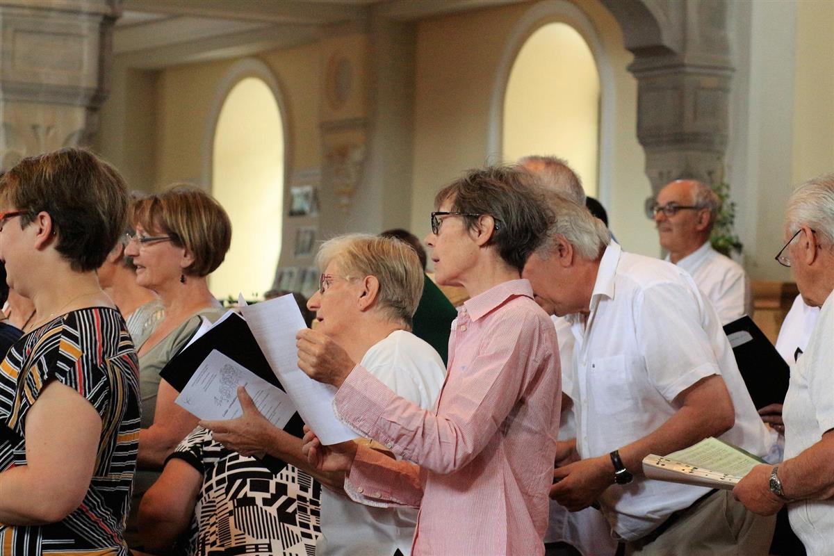 Illustrasjonsfoto: Eldre mennesker som synger i kor.  - Klikk for stort bilde