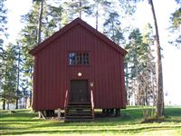 Teltbua, gammelt og lite mørkerødt hus, Råde Forsvarsmuseum - Klikk for stort bilde
