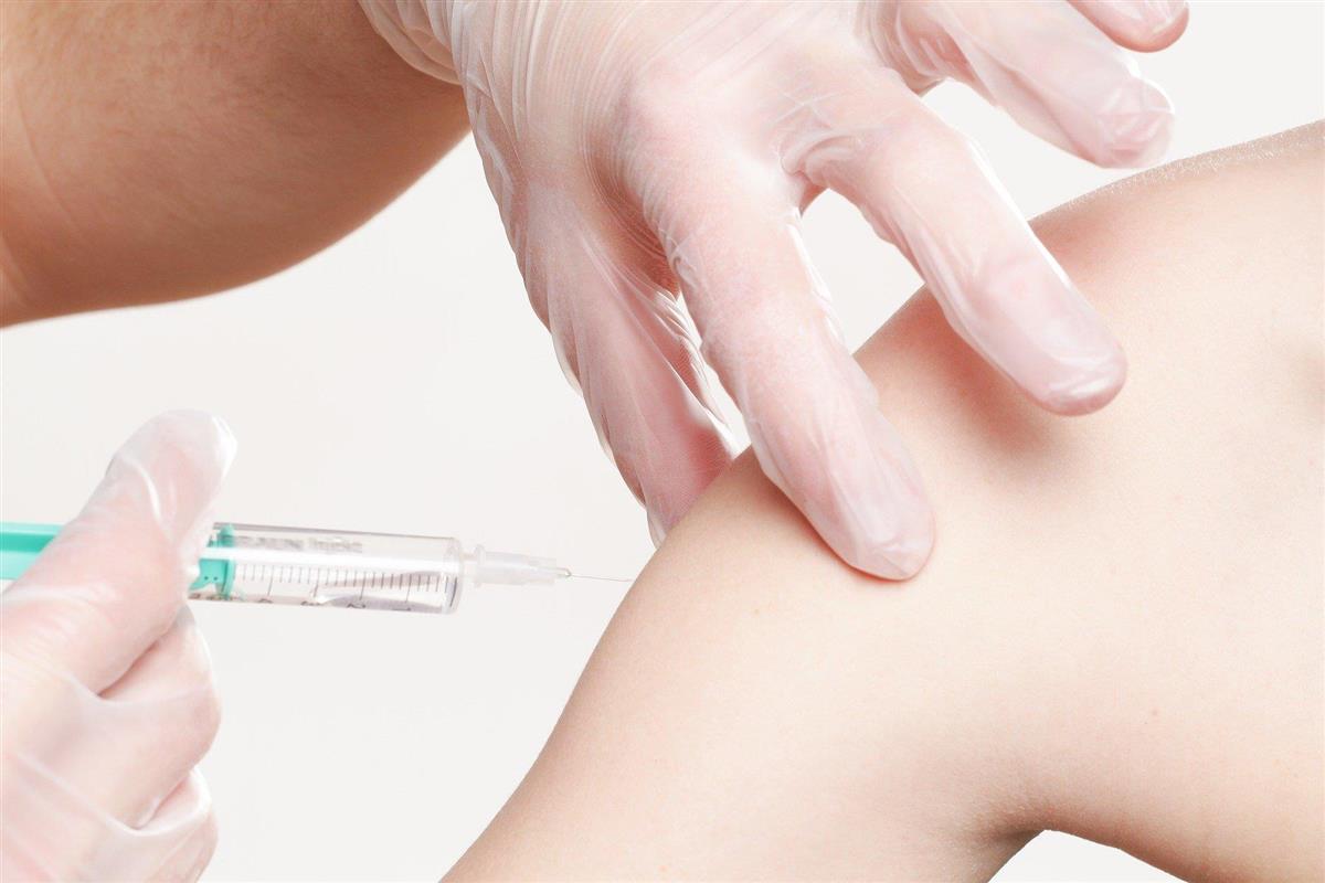 Illustrasjonsfoto av arm som blir vaksinert. - Klikk for stort bilde