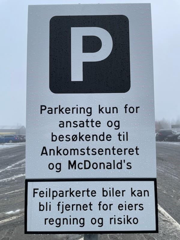 Illustrasjonsfoto: parkeringsskilt ved Nasjonalt ankomssenter viser at parkering kun er for ansatte og besøkende  - Klikk for stort bilde