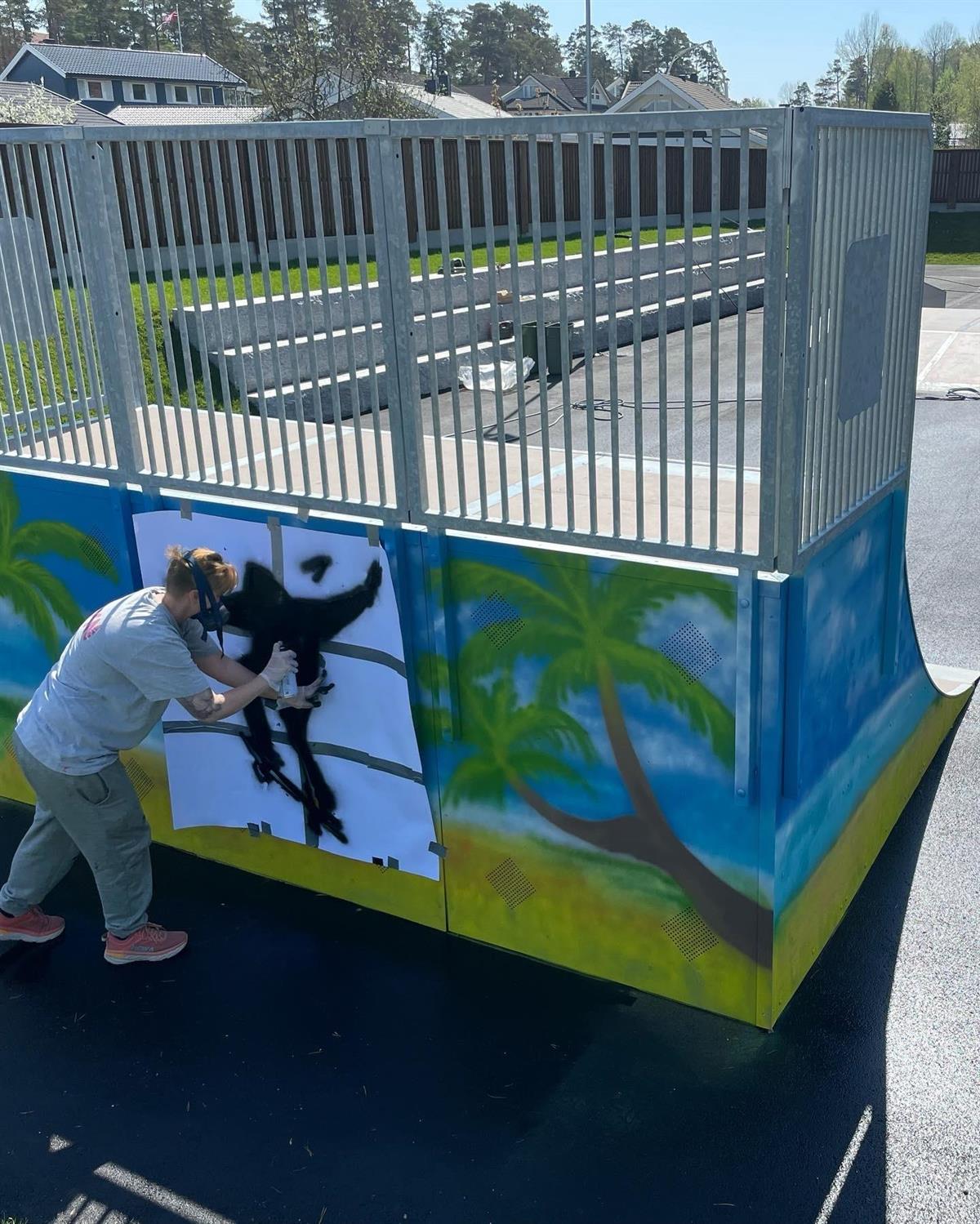 Foto: Kunstner CFSN maler på skateelementene på Saltnes skatepark - Klikk for stort bilde