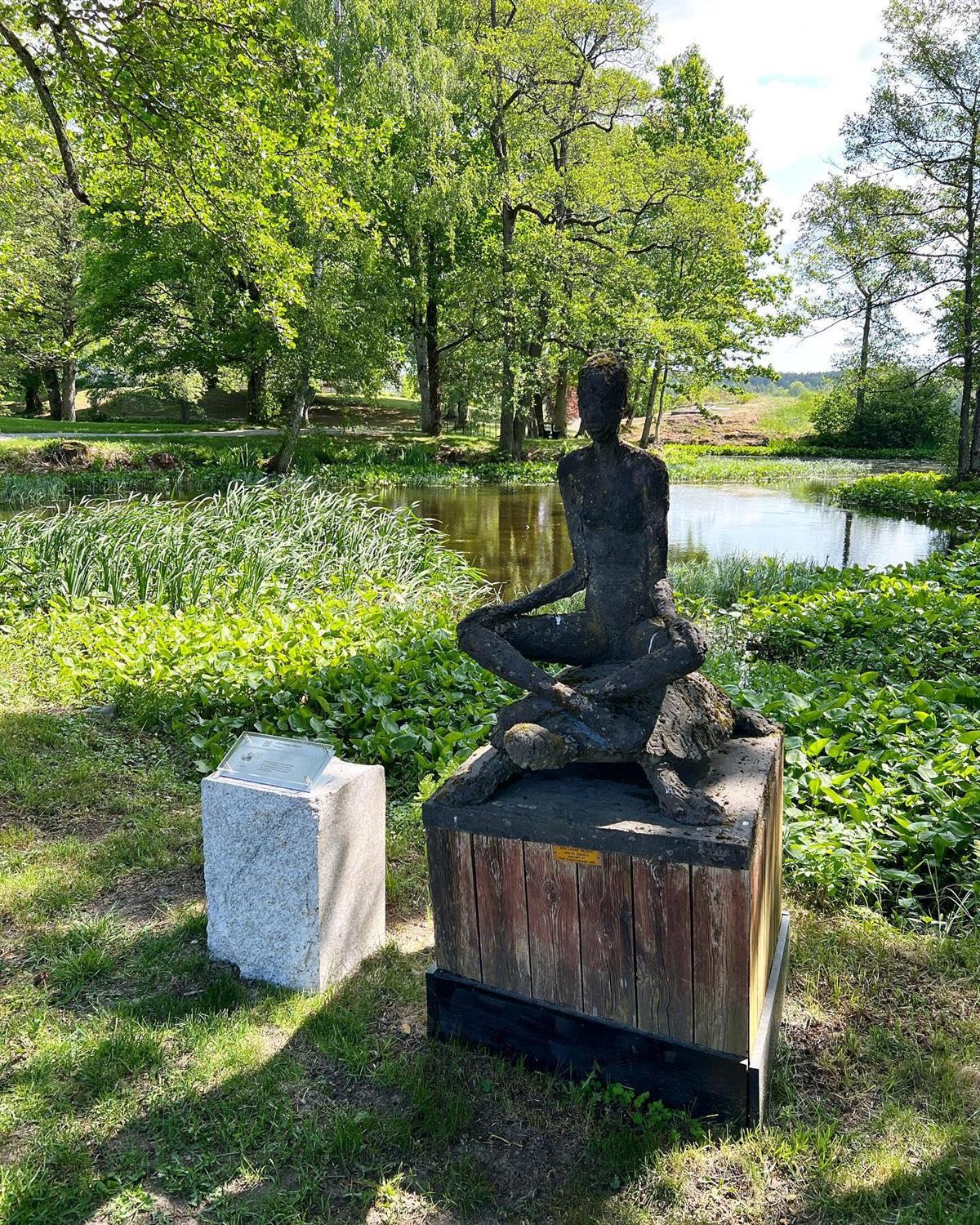 Foto av en instalasjon ved Tomb kunststi - Klikk for stort bilde